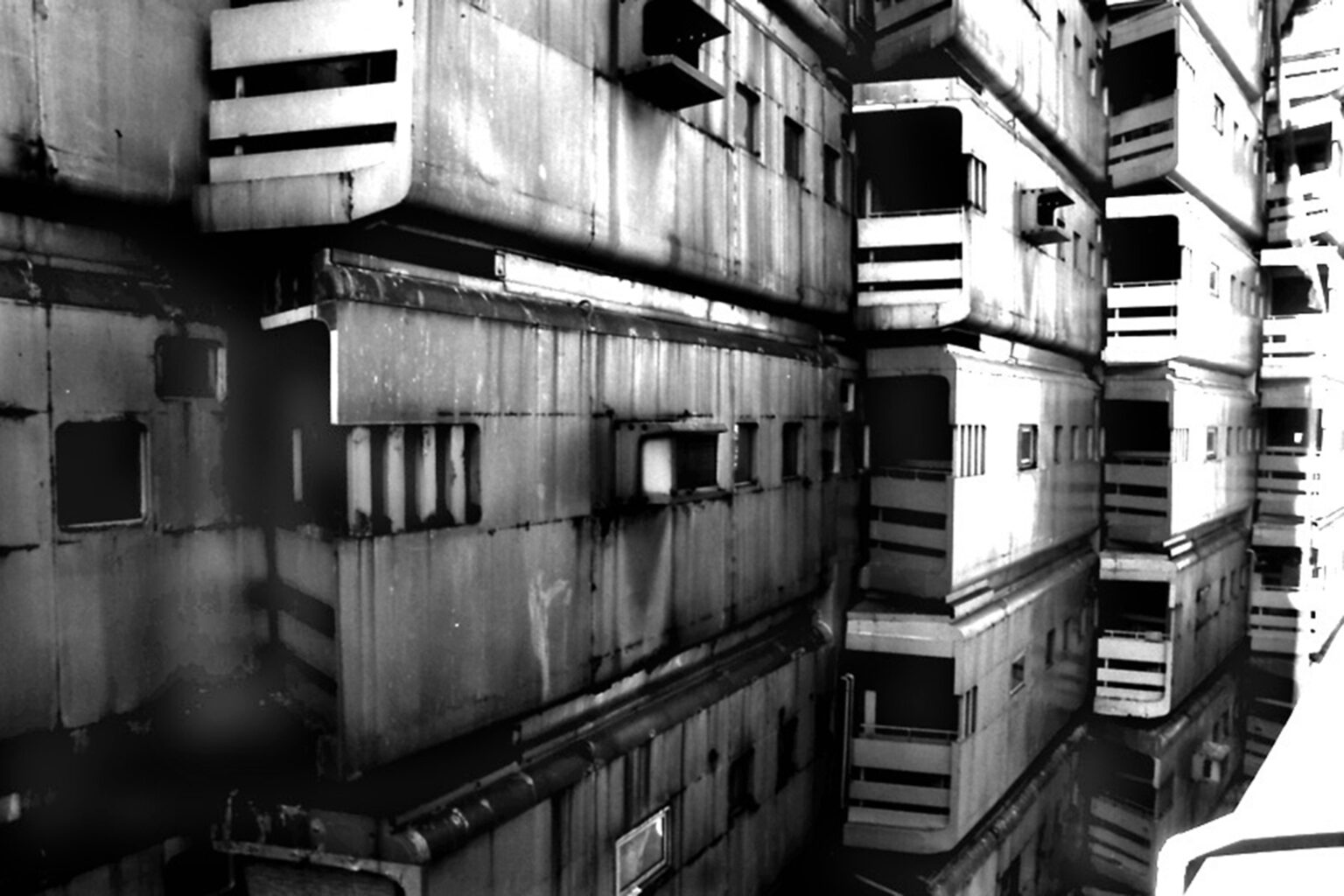 Shinjuku Gunkan Mansion (2001)