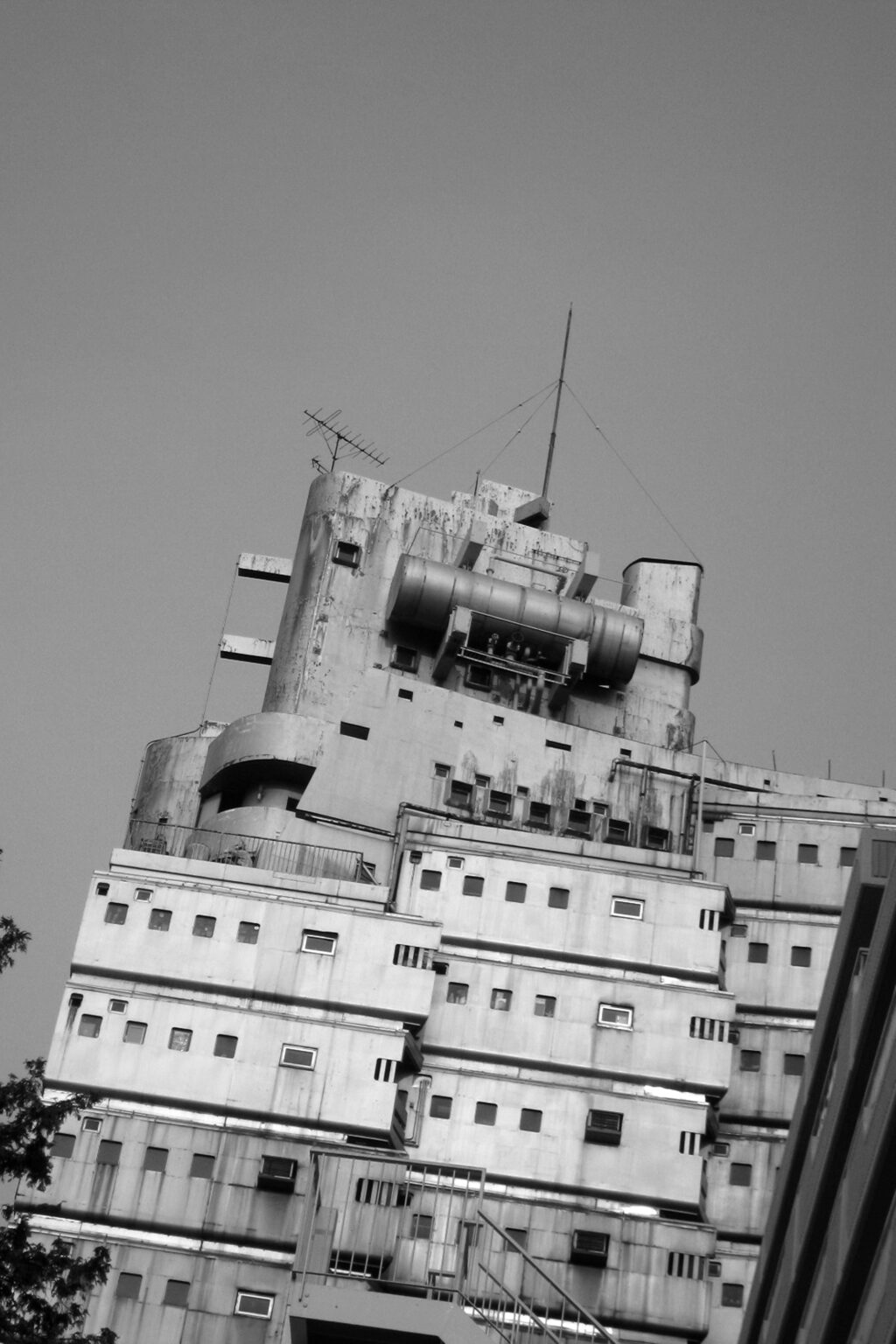 Shinjuku Gunkan Mansion (2001)